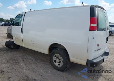 2018 Chevrolet Express 2500 Work Van z USA, uszkodzony, nr VIN 1GCWGAFPXJ1173441